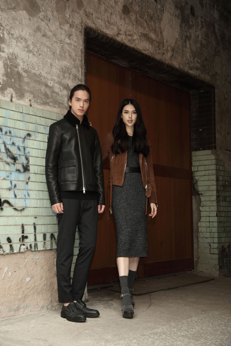 伊林名模王思偉、張翊聯合展演ALLSAINTS 2015秋冬系列。（男左）皮革飾羊毛領騎士夾克NT$47,900，針織上衣NT$9,000，修身西裝褲NT$8,300，深灰皮鞋NT$8,550；（女右）針織露背連身洋裝NT$8,900，棕色麂皮騎士夾克NT$21,500，馬鞍造型皮帶NT$3,480，交叉後底涼鞋NT$10,700