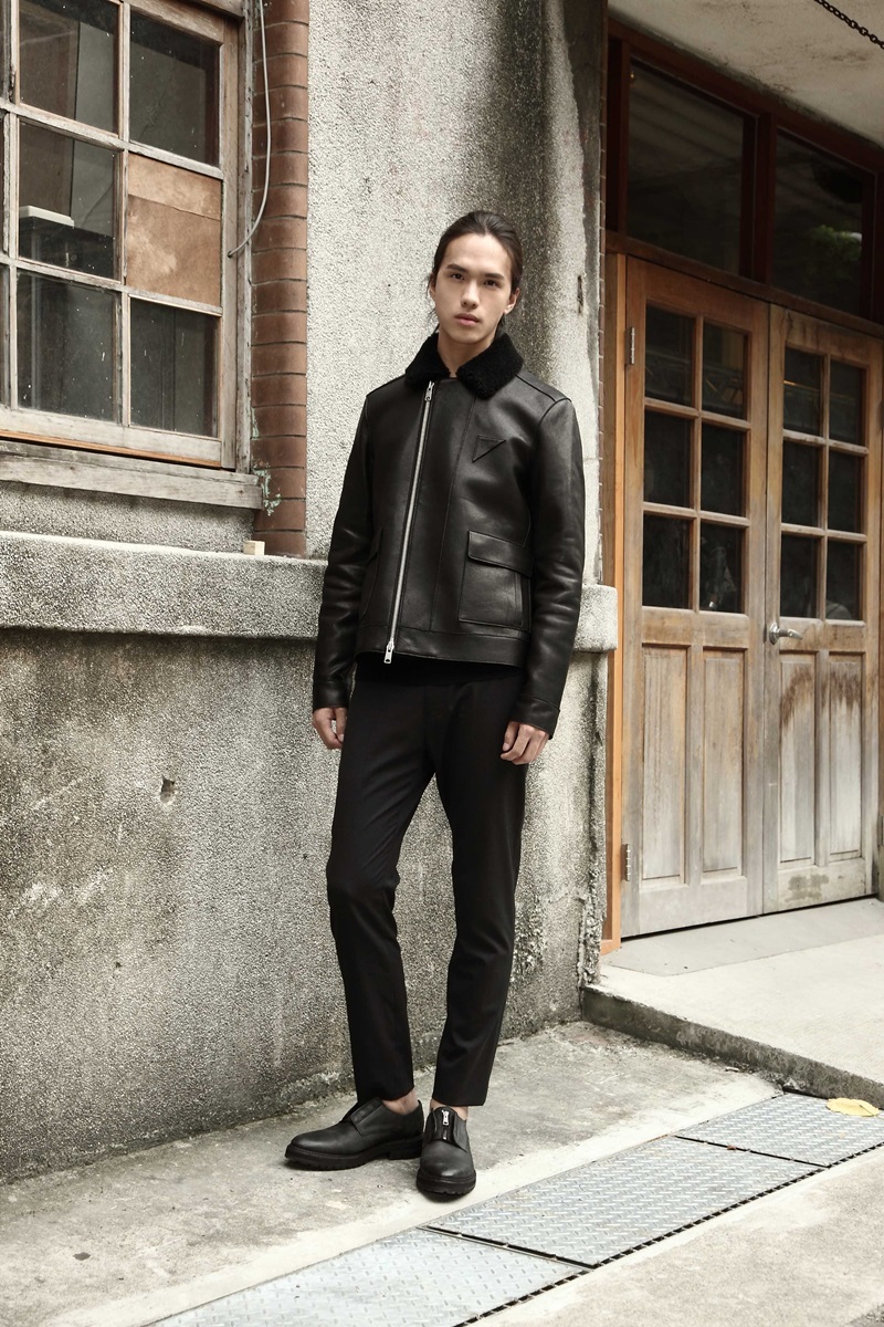 伊林男模張翊展演ALLSAINTS 2015秋冬男裝。皮革飾羊毛領騎士夾克NT$47,900，針織上衣NT$9,000，修身西裝褲NT$8,300，深灰皮鞋NT$8,550