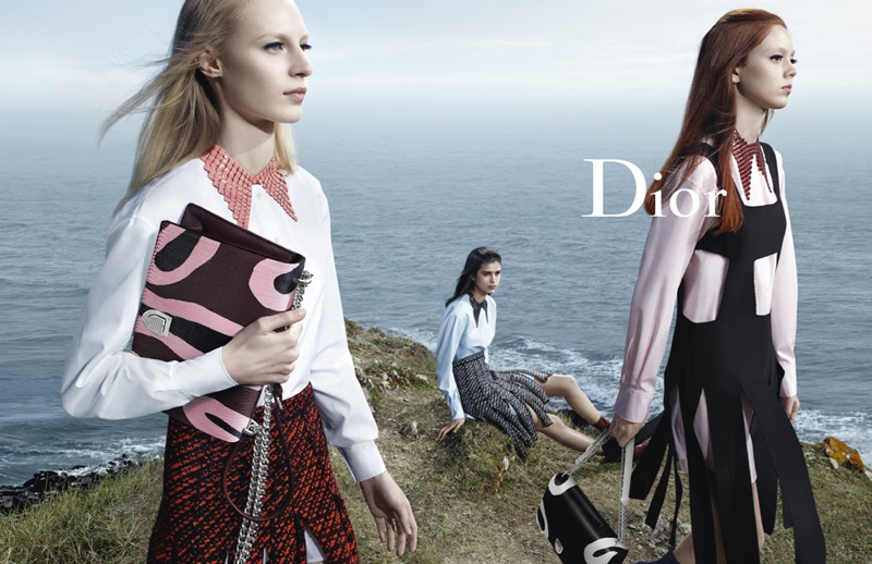 	Dior 2015秋冬廣告

由比利時時尚攝影大師Willy Vanderperre掌鏡，Dior 2015秋冬時裝全新形象照拍攝於迪奧先生故居地Granville，蒼茫迷濛的諾曼地海岸線對比全新一季以動物本能的主題與抽象圖騰的概念設計，勾勒出一箴箴超脫都會與原鄉情懷的浮世繪。抽象蔓生的圖騰源自迪奧先生經典的豹紋圖騰，在Dior創意設計總監Raf Simons的巧思詮釋下，演化成披著動物迷彩外衣的十足時代感造型。飾品配件強調秀上包款的Diorama鏈帶包款與貼身的及膝長靴，呼應本季動物主題，無論是壓紋皮革或珍稀皮革皆披上動物迷彩圖騰外衣，巧搭圓領襯衫的衣領設計造型首飾配件，與從訓馬師服上取得靈感改良的背心式外搭。