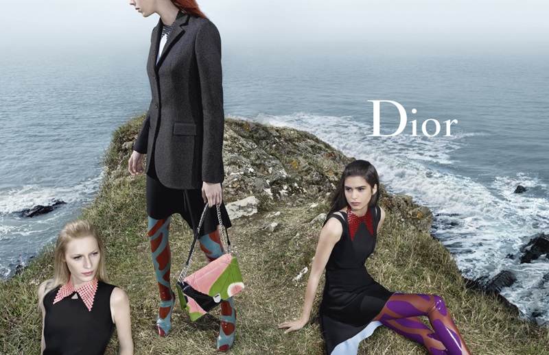 	Dior 2015秋冬廣告

由比利時時尚攝影大師Willy Vanderperre掌鏡，Dior 2015秋冬時裝全新形象照拍攝於迪奧先生故居地Granville，蒼茫迷濛的諾曼地海岸線對比全新一季以動物本能的主題與抽象圖騰的概念設計，勾勒出一箴箴超脫都會與原鄉情懷的浮世繪。抽象蔓生的圖騰源自迪奧先生經典的豹紋圖騰，在Dior創意設計總監Raf Simons的巧思詮釋下，演化成披著動物迷彩外衣的十足時代感造型。飾品配件強調秀上包款的Diorama鏈帶包款與貼身的及膝長靴，呼應本季動物主題，無論是壓紋皮革或珍稀皮革皆披上動物迷彩圖騰外衣，巧搭圓領襯衫的衣領設計造型首飾配件，與從訓馬師服上取得靈感改良的背心式外搭。