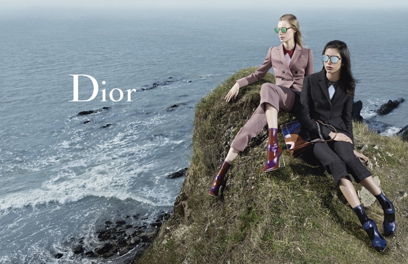 	Dior 2015秋冬廣告

由比利時時尚攝影大師Willy Vanderperre掌鏡，Dior 2015秋冬時裝全新形象照拍攝於迪奧先生故居地Granville，蒼茫迷濛的諾曼地海岸線對比全新一季以動物本能的主題與抽象圖騰的概念設計，勾勒出一箴箴超脫都會與原鄉情懷的浮世繪。抽象蔓生的圖騰源自迪奧先生經典的豹紋圖騰，在Dior創意設計總監Raf Simons的巧思詮釋下，演化成披著動物迷彩外衣的十足時代感造型。飾品配件強調秀上包款的Diorama鏈帶包款與貼身的及膝長靴，呼應本季動物主題，無論是壓紋皮革或珍稀皮革皆披上動物迷彩圖騰外衣，巧搭圓領襯衫的衣領設計造型首飾配件，與從訓馬師服上取得靈感改良的背心式外搭。