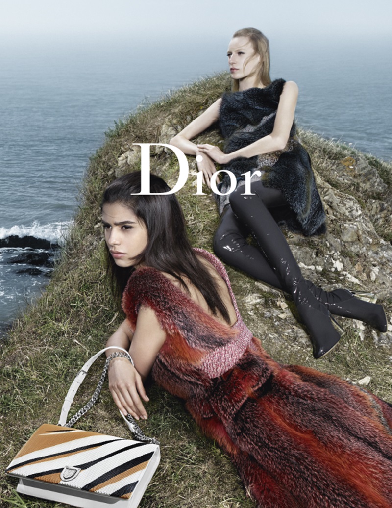 	Dior 2015秋冬廣告

由比利時時尚攝影大師Willy Vanderperre掌鏡，Dior 2015秋冬時裝全新形象照拍攝於迪奧先生故居地Granville，蒼茫迷濛的諾曼地海岸線對比全新一季以動物本能的主題與抽象圖騰的概念設計，勾勒出一箴箴超脫都會與原鄉情懷的浮世繪。抽象蔓生的圖騰源自迪奧先生經典的豹紋圖騰，在Dior創意設計總監Raf Simons的巧思詮釋下，演化成披著動物迷彩外衣的十足時代感造型。飾品配件強調秀上包款的Diorama鏈帶包款與貼身的及膝長靴，呼應本季動物主題，無論是壓紋皮革或珍稀皮革皆披上動物迷彩圖騰外衣，巧搭圓領襯衫的衣領設計造型首飾配件，與從訓馬師服上取得靈感改良的背心式外搭。