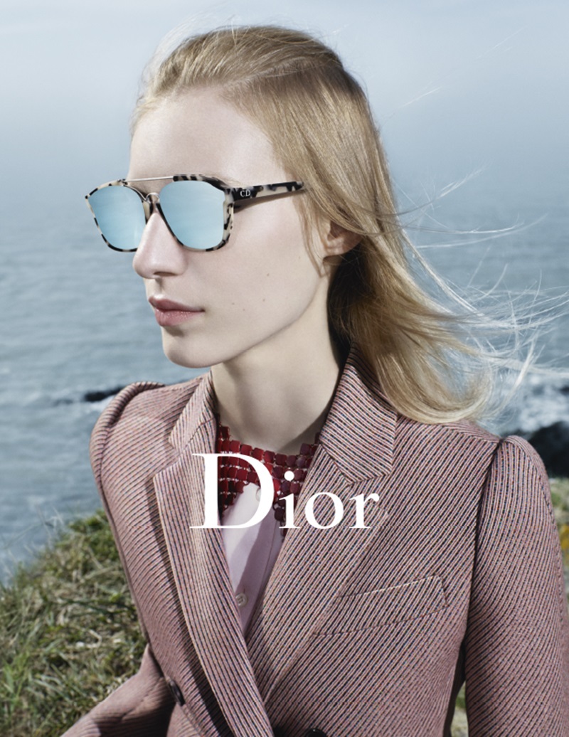 	Dior 2015秋冬廣告

由比利時時尚攝影大師Willy Vanderperre掌鏡，Dior 2015秋冬時裝全新形象照拍攝於迪奧先生故居地Granville，蒼茫迷濛的諾曼地海岸線對比全新一季以動物本能的主題與抽象圖騰的概念設計，勾勒出一箴箴超脫都會與原鄉情懷的浮世繪。抽象蔓生的圖騰源自迪奧先生經典的豹紋圖騰，在Dior創意設計總監Raf Simons的巧思詮釋下，演化成披著動物迷彩外衣的十足時代感造型。飾品配件強調秀上包款的Diorama鏈帶包款與貼身的及膝長靴，呼應本季動物主題，無論是壓紋皮革或珍稀皮革皆披上動物迷彩圖騰外衣，巧搭圓領襯衫的衣領設計造型首飾配件，與從訓馬師服上取得靈感改良的背心式外搭。