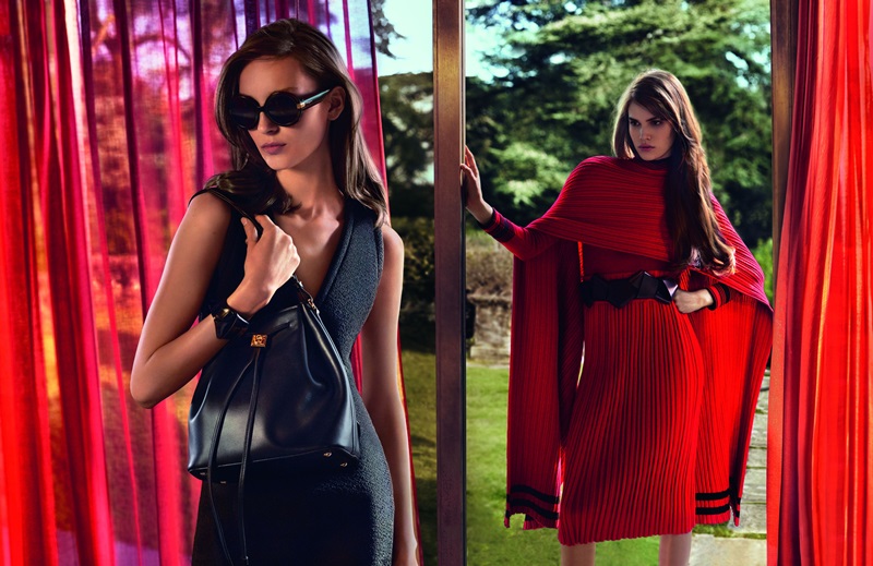	Salvatore Ferragamo 2015秋冬廣告

Salvatore Ferragamo 2015年秋冬廣告由知名攝影組合Mert Alas和Marcus Piggot掌鏡，如好萊塢電影鏡頭般定格了1970年代無憂無慮的浪漫氣息，揉合現代摩登魅力、跨越了時間的桎梏，鋪陳在如夢似幻的空間之中，溫暖而豐富的色調強調了整組廣告如膠片般的特質。Ferragamo標誌性紅色布幔慵懶的垂下，清風拂過撩起一角，毫不費力的烘托出奢華氣氛。秋冬廣告著重於挑選性格鮮明而獨特的名模陣容，特別邀請Vanessa Moody、Julia Bergshoeff、Wouter Peelen與Andrew Cooper參與拍攝，以展現品牌引領時尚的精神並完美詮釋創意總監Massimiliano Giornetti對於奢華風格的不懈追求。