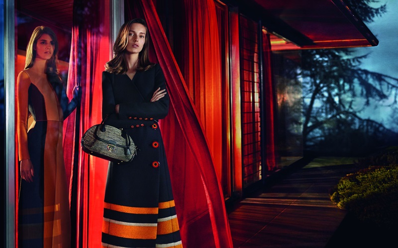 	Salvatore Ferragamo 2015秋冬廣告

Salvatore Ferragamo 2015年秋冬廣告由知名攝影組合Mert Alas和Marcus Piggot掌鏡，如好萊塢電影鏡頭般定格了1970年代無憂無慮的浪漫氣息，揉合現代摩登魅力、跨越了時間的桎梏，鋪陳在如夢似幻的空間之中，溫暖而豐富的色調強調了整組廣告如膠片般的特質。Ferragamo標誌性紅色布幔慵懶的垂下，清風拂過撩起一角，毫不費力的烘托出奢華氣氛。秋冬廣告著重於挑選性格鮮明而獨特的名模陣容，特別邀請Vanessa Moody、Julia Bergshoeff、Wouter Peelen與Andrew Cooper參與拍攝，以展現品牌引領時尚的精神並完美詮釋創意總監Massimiliano Giornetti對於奢華風格的不懈追求。