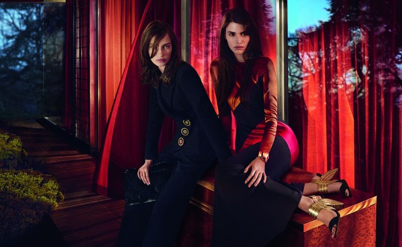 	Salvatore Ferragamo 2015秋冬廣告

Salvatore Ferragamo 2015年秋冬廣告由知名攝影組合Mert Alas和Marcus Piggot掌鏡，如好萊塢電影鏡頭般定格了1970年代無憂無慮的浪漫氣息，揉合現代摩登魅力、跨越了時間的桎梏，鋪陳在如夢似幻的空間之中，溫暖而豐富的色調強調了整組廣告如膠片般的特質。Ferragamo標誌性紅色布幔慵懶的垂下，清風拂過撩起一角，毫不費力的烘托出奢華氣氛。秋冬廣告著重於挑選性格鮮明而獨特的名模陣容，特別邀請Vanessa Moody、Julia Bergshoeff、Wouter Peelen與Andrew Cooper參與拍攝，以展現品牌引領時尚的精神並完美詮釋創意總監Massimiliano Giornetti對於奢華風格的不懈追求。
