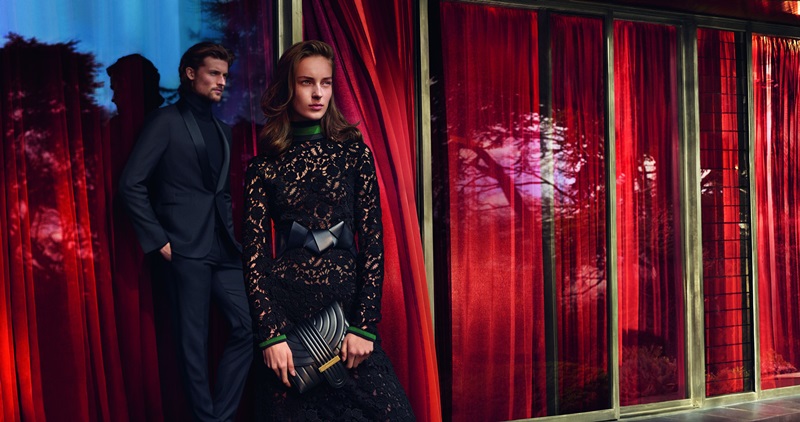 	Salvatore Ferragamo 2015秋冬廣告

Salvatore Ferragamo 2015年秋冬廣告由知名攝影組合Mert Alas和Marcus Piggot掌鏡，如好萊塢電影鏡頭般定格了1970年代無憂無慮的浪漫氣息，揉合現代摩登魅力、跨越了時間的桎梏，鋪陳在如夢似幻的空間之中，溫暖而豐富的色調強調了整組廣告如膠片般的特質。Ferragamo標誌性紅色布幔慵懶的垂下，清風拂過撩起一角，毫不費力的烘托出奢華氣氛。秋冬廣告著重於挑選性格鮮明而獨特的名模陣容，特別邀請Vanessa Moody、Julia Bergshoeff、Wouter Peelen與Andrew Cooper參與拍攝，以展現品牌引領時尚的精神並完美詮釋創意總監Massimiliano Giornetti對於奢華風格的不懈追求。