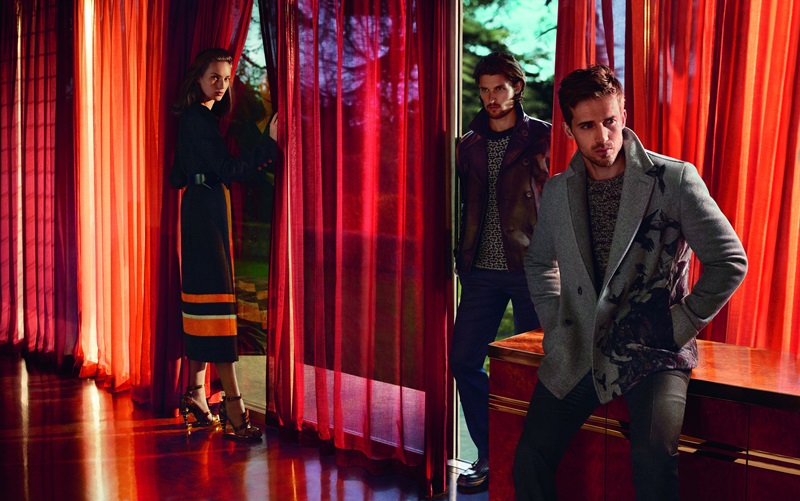 	Salvatore Ferragamo 2015秋冬廣告

Salvatore Ferragamo 2015年秋冬廣告由知名攝影組合Mert Alas和Marcus Piggot掌鏡，如好萊塢電影鏡頭般定格了1970年代無憂無慮的浪漫氣息，揉合現代摩登魅力、跨越了時間的桎梏，鋪陳在如夢似幻的空間之中，溫暖而豐富的色調強調了整組廣告如膠片般的特質。Ferragamo標誌性紅色布幔慵懶的垂下，清風拂過撩起一角，毫不費力的烘托出奢華氣氛。秋冬廣告著重於挑選性格鮮明而獨特的名模陣容，特別邀請Vanessa Moody、Julia Bergshoeff、Wouter Peelen與Andrew Cooper參與拍攝，以展現品牌引領時尚的精神並完美詮釋創意總監Massimiliano Giornetti對於奢華風格的不懈追求。