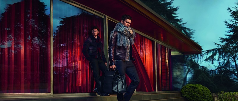 	Salvatore Ferragamo 2015秋冬廣告

Salvatore Ferragamo 2015年秋冬廣告由知名攝影組合Mert Alas和Marcus Piggot掌鏡，如好萊塢電影鏡頭般定格了1970年代無憂無慮的浪漫氣息，揉合現代摩登魅力、跨越了時間的桎梏，鋪陳在如夢似幻的空間之中，溫暖而豐富的色調強調了整組廣告如膠片般的特質。Ferragamo標誌性紅色布幔慵懶的垂下，清風拂過撩起一角，毫不費力的烘托出奢華氣氛。秋冬廣告著重於挑選性格鮮明而獨特的名模陣容，特別邀請Vanessa Moody、Julia Bergshoeff、Wouter Peelen與Andrew Cooper參與拍攝，以展現品牌引領時尚的精神並完美詮釋創意總監Massimiliano Giornetti對於奢華風格的不懈追求。