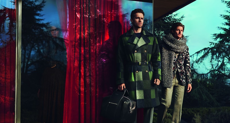 	Salvatore Ferragamo 2015秋冬廣告

Salvatore Ferragamo 2015年秋冬廣告由知名攝影組合Mert Alas和Marcus Piggot掌鏡，如好萊塢電影鏡頭般定格了1970年代無憂無慮的浪漫氣息，揉合現代摩登魅力、跨越了時間的桎梏，鋪陳在如夢似幻的空間之中，溫暖而豐富的色調強調了整組廣告如膠片般的特質。Ferragamo標誌性紅色布幔慵懶的垂下，清風拂過撩起一角，毫不費力的烘托出奢華氣氛。秋冬廣告著重於挑選性格鮮明而獨特的名模陣容，特別邀請Vanessa Moody、Julia Bergshoeff、Wouter Peelen與Andrew Cooper參與拍攝，以展現品牌引領時尚的精神並完美詮釋創意總監Massimiliano Giornetti對於奢華風格的不懈追求。