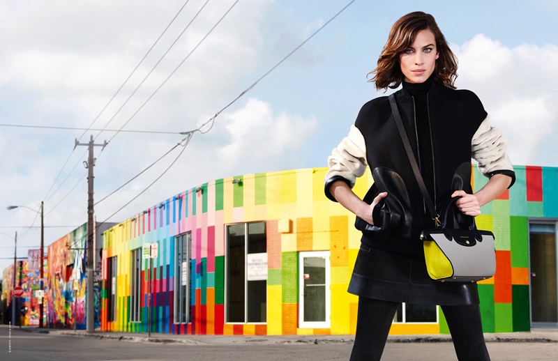 	Longchamp 2015秋冬廣告

Longchamp本季廣告選在以前衛藝廊、工作室及街頭藝術聞名的邁阿密Wynwood藝術區拍攝，這也是艾里珊鍾(Alexa Chung)第四季代言Longchamp，並再度與攝影師Max Vadukul合作。艾里珊鍾所配搭的本季主打皮件Le Pliage® Héritage Mini手袋，其充滿繪畫風格的線條及大膽撞色的三色調拼接造型，與背景中Wynwood 藝術區內大樓外的多彩塗鴉相互呼應。艾里珊鍾全身的時髦裝扮則來自Longchamp2015秋冬高級時裝系列─黑白學院運動風夾克、帶有皮料飾邊的A字型洋裝，同時展現她的輕鬆時尚造型。第二張廣告則是穿著幾何圖形洋裝，完美演繹活力十足的後現代風格，搭配的長揹帶小郵差包則是另一Le Pliage® Héritage系列的全新包款。