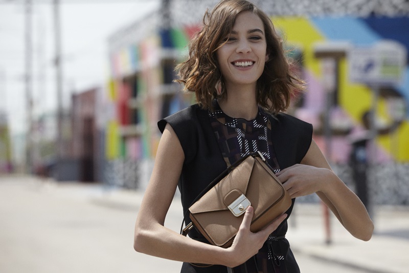 	Longchamp 2015秋冬廣告

Longchamp本季廣告選在以前衛藝廊、工作室及街頭藝術聞名的邁阿密Wynwood藝術區拍攝，這也是艾里珊鍾(Alexa Chung)第四季代言Longchamp，並再度與攝影師Max Vadukul合作。艾里珊鍾所配搭的本季主打皮件Le Pliage® Héritage Mini手袋，其充滿繪畫風格的線條及大膽撞色的三色調拼接造型，與背景中Wynwood 藝術區內大樓外的多彩塗鴉相互呼應。艾里珊鍾全身的時髦裝扮則來自Longchamp2015秋冬高級時裝系列─黑白學院運動風夾克、帶有皮料飾邊的A字型洋裝，同時展現她的輕鬆時尚造型。第二張廣告則是穿著幾何圖形洋裝，完美演繹活力十足的後現代風格，搭配的長揹帶小郵差包則是另一Le Pliage® Héritage系列的全新包款。
