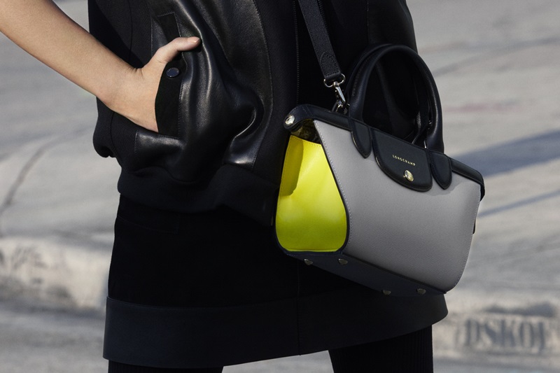 	Longchamp 2015秋冬廣告

Longchamp本季廣告選在以前衛藝廊、工作室及街頭藝術聞名的邁阿密Wynwood藝術區拍攝，這也是艾里珊鍾(Alexa Chung)第四季代言Longchamp，並再度與攝影師Max Vadukul合作。艾里珊鍾所配搭的本季主打皮件Le Pliage® Héritage Mini手袋，其充滿繪畫風格的線條及大膽撞色的三色調拼接造型，與背景中Wynwood 藝術區內大樓外的多彩塗鴉相互呼應。艾里珊鍾全身的時髦裝扮則來自Longchamp2015秋冬高級時裝系列─黑白學院運動風夾克、帶有皮料飾邊的A字型洋裝，同時展現她的輕鬆時尚造型。第二張廣告則是穿著幾何圖形洋裝，完美演繹活力十足的後現代風格，搭配的長揹帶小郵差包則是另一Le Pliage® Héritage系列的全新包款。