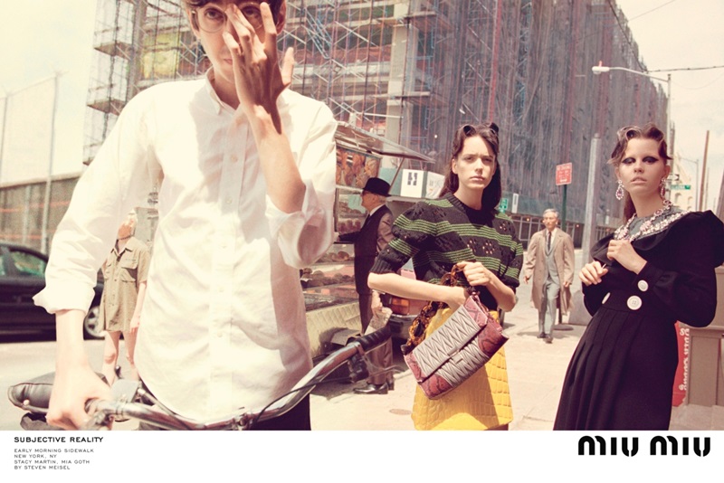 	MIU MIU 2015秋冬女裝廣告

MIU MIU 2015秋冬廣告顯露出未經修飾的洗練與低調風格，由攝影大師Steven Meisel掌鏡拍攝，麥迪森布朗 (Maddison Brown)、海莉蓋茲(Hailey Gates)、米亞高斯(Mia Goth)和史黛西馬汀(Stacy Martin)共同演繹。這組廣告以「主觀現實」命名，每一幅作品又各自有鮮活動人的小標題。看似漫不經心的構圖與透視邏輯中隱藏著高度主觀的視覺角度：行走的路人進入鏡頭，搖下的車窗成為取景框架，行人無意中上演的情境成為片中背景。模特兒與鏡頭對視，大膽的加以挑釁，彷彿攝影師的鏡頭干擾了她的拍攝過程。