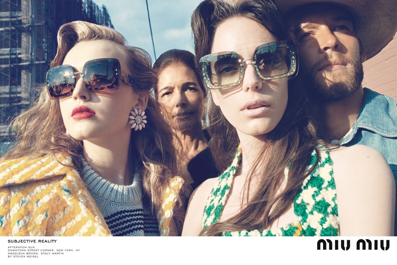 	MIU MIU 2015秋冬女裝廣告

MIU MIU 2015秋冬廣告顯露出未經修飾的洗練與低調風格，由攝影大師Steven Meisel掌鏡拍攝，麥迪森布朗 (Maddison Brown)、海莉蓋茲(Hailey Gates)、米亞高斯(Mia Goth)和史黛西馬汀(Stacy Martin)共同演繹。這組廣告以「主觀現實」命名，每一幅作品又各自有鮮活動人的小標題。看似漫不經心的構圖與透視邏輯中隱藏著高度主觀的視覺角度：行走的路人進入鏡頭，搖下的車窗成為取景框架，行人無意中上演的情境成為片中背景。模特兒與鏡頭對視，大膽的加以挑釁，彷彿攝影師的鏡頭干擾了她的拍攝過程。