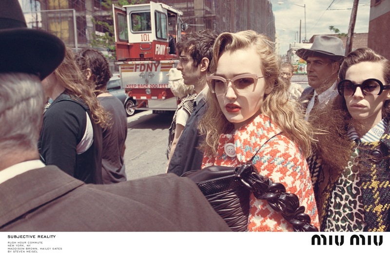 	MIU MIU 2015秋冬女裝廣告

MIU MIU 2015秋冬廣告顯露出未經修飾的洗練與低調風格，由攝影大師Steven Meisel掌鏡拍攝，麥迪森布朗 (Maddison Brown)、海莉蓋茲(Hailey Gates)、米亞高斯(Mia Goth)和史黛西馬汀(Stacy Martin)共同演繹。這組廣告以「主觀現實」命名，每一幅作品又各自有鮮活動人的小標題。看似漫不經心的構圖與透視邏輯中隱藏著高度主觀的視覺角度：行走的路人進入鏡頭，搖下的車窗成為取景框架，行人無意中上演的情境成為片中背景。模特兒與鏡頭對視，大膽的加以挑釁，彷彿攝影師的鏡頭干擾了她的拍攝過程。