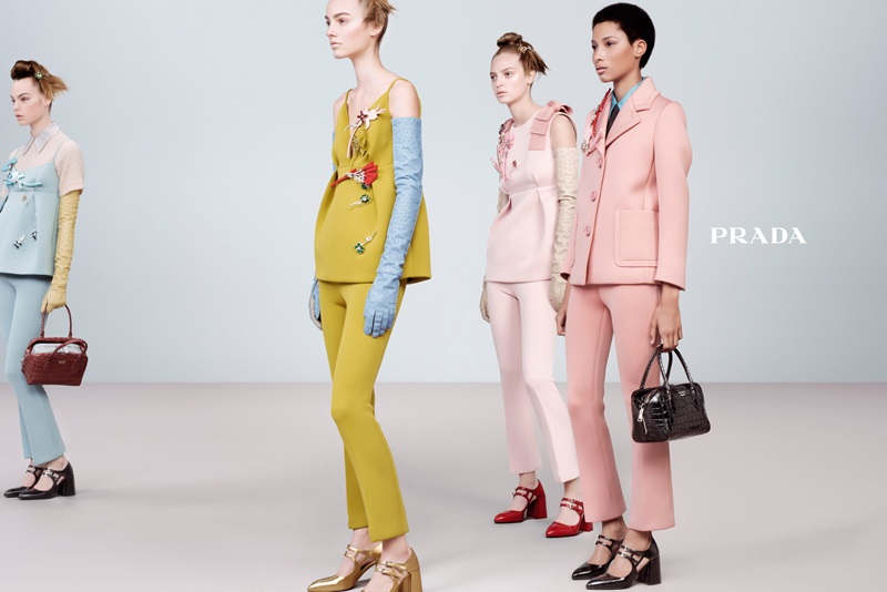 	PRADA 2015秋冬女裝廣告

PRADA 2015秋冬廣告由攝影大師Steven Meisel運用優雅並顛覆傳統的手法對現代女性特質加以禮讚，重現了現實的概念，將湧現的青春氣息與歷久彌新的極致女性化元素融合，展現了服裝的獨特結構：在一場關於超現實風格的對話中，即興的手勢和有趣的肢體語言看似隨意，實則精心編排。本季服裝透過高科技作法將傳統材質進行重新演繹，使布料表面呈現虛幻光澤。非典型的九分褲套裝，在顏色挑選以充滿超現實氣息為主調。對時尚概念的重新詮釋看似細微卻不容忽視，表現在不同元素的搭配上，例如長手套與短版金屬感的上衣組合，卻能釋放出強大的吸引力。