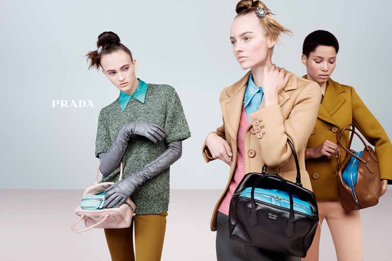 	PRADA 2015秋冬女裝廣告

PRADA 2015秋冬廣告由攝影大師Steven Meisel運用優雅並顛覆傳統的手法對現代女性特質加以禮讚，重現了現實的概念，將湧現的青春氣息與歷久彌新的極致女性化元素融合，展現了服裝的獨特結構：在一場關於超現實風格的對話中，即興的手勢和有趣的肢體語言看似隨意，實則精心編排。本季服裝透過高科技作法將傳統材質進行重新演繹，使布料表面呈現虛幻光澤。非典型的九分褲套裝，在顏色挑選以充滿超現實氣息為主調。對時尚概念的重新詮釋看似細微卻不容忽視，表現在不同元素的搭配上，例如長手套與短版金屬感的上衣組合，卻能釋放出強大的吸引力。