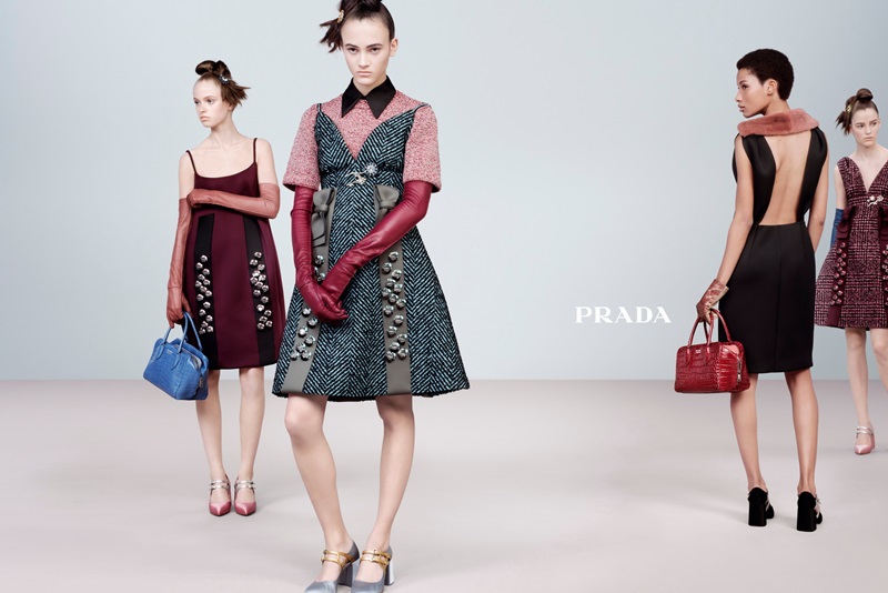 	PRADA 2015秋冬女裝廣告

PRADA 2015秋冬廣告由攝影大師Steven Meisel運用優雅並顛覆傳統的手法對現代女性特質加以禮讚，重現了現實的概念，將湧現的青春氣息與歷久彌新的極致女性化元素融合，展現了服裝的獨特結構：在一場關於超現實風格的對話中，即興的手勢和有趣的肢體語言看似隨意，實則精心編排。本季服裝透過高科技作法將傳統材質進行重新演繹，使布料表面呈現虛幻光澤。非典型的九分褲套裝，在顏色挑選以充滿超現實氣息為主調。對時尚概念的重新詮釋看似細微卻不容忽視，表現在不同元素的搭配上，例如長手套與短版金屬感的上衣組合，卻能釋放出強大的吸引力。