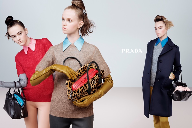 	PRADA 2015秋冬女裝廣告

PRADA 2015秋冬廣告由攝影大師Steven Meisel運用優雅並顛覆傳統的手法對現代女性特質加以禮讚，重現了現實的概念，將湧現的青春氣息與歷久彌新的極致女性化元素融合，展現了服裝的獨特結構：在一場關於超現實風格的對話中，即興的手勢和有趣的肢體語言看似隨意，實則精心編排。本季服裝透過高科技作法將傳統材質進行重新演繹，使布料表面呈現虛幻光澤。非典型的九分褲套裝，在顏色挑選以充滿超現實氣息為主調。對時尚概念的重新詮釋看似細微卻不容忽視，表現在不同元素的搭配上，例如長手套與短版金屬感的上衣組合，卻能釋放出強大的吸引力。