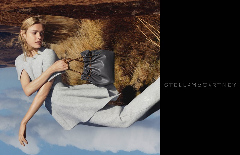 	Stella McCartney 2015秋冬形象廣告

Stella McCartney 2015秋冬形象廣告於蘇格蘭拍攝，邀請俄羅斯超級名模娜塔莉亞沃迪雅諾娃(Natalia Vodianova)擔任主視覺，並與攝影師Harley Weir二度合作。超模Natalia有著Stella女性自然、不刻意的精神，也因如此這是Natalia第八次出現在形象廣告中。造型也由設計師Stella親手將Natalia營造出自然、不經意的形象來連結本季的設計主題 − 慶祝自由、探索經典、挑逗性感。