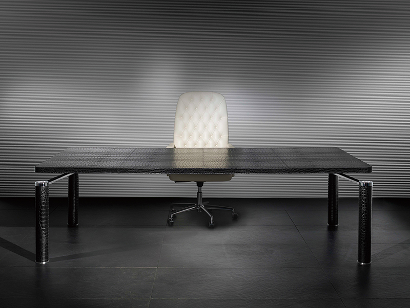 FENDI Casa NETAB Contract Table，桌面全以鱷魚皮包覆。