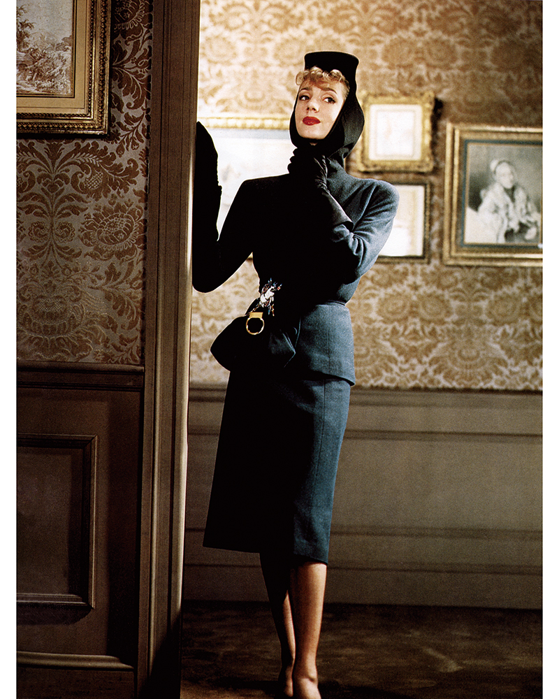 1941年出刊的Harper's Bazaar，女模配帶Trophy 胸針，由Louise Dahl-Wolfe拍攝。