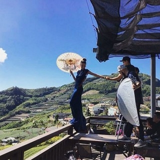 《Follow me》爆紅牽手夫妻檔來台灣了！側拍花...
