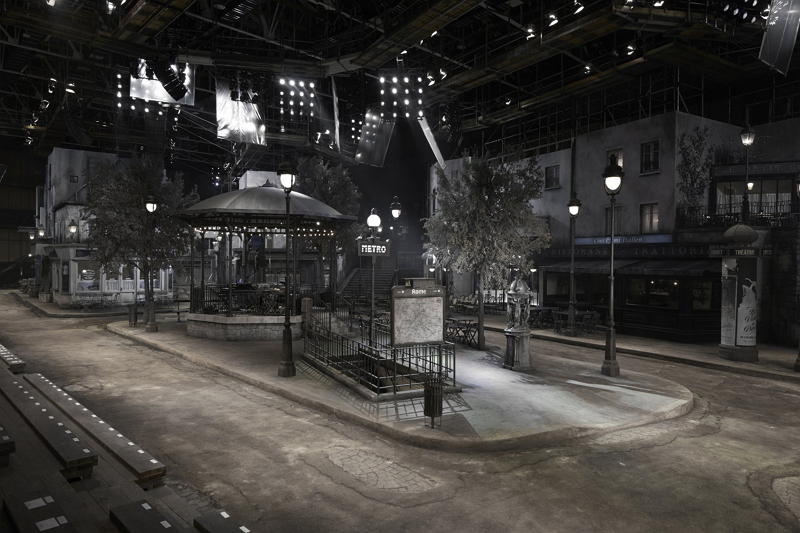 香奈兒Paris in Rome 2015/16 Métiers d’art工坊服裝大秀現場，在羅馬電影片場打造成巴黎小區的街景。