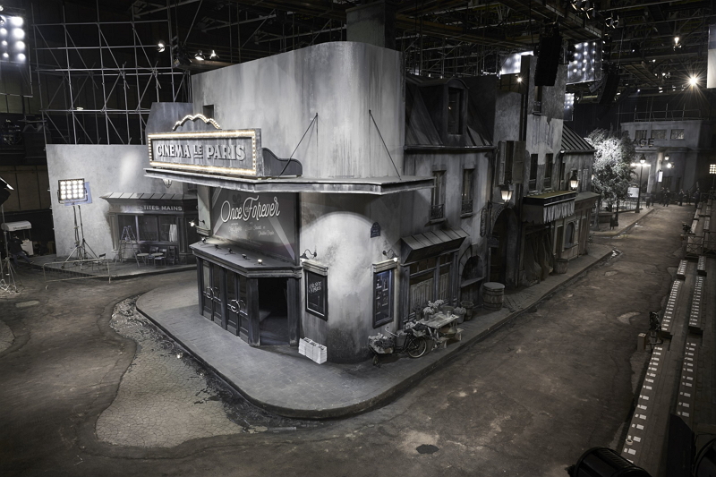 香奈兒Paris in Rome 2015/16 Métiers d’art工坊服裝大秀現場，在羅馬電影片場打造成巴黎小區的街景。