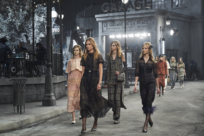 香奈兒Paris in Rome 2015/16 Métiers d’art工坊服裝大秀，模特兒彷彿走在巴黎街上的時髦人士。