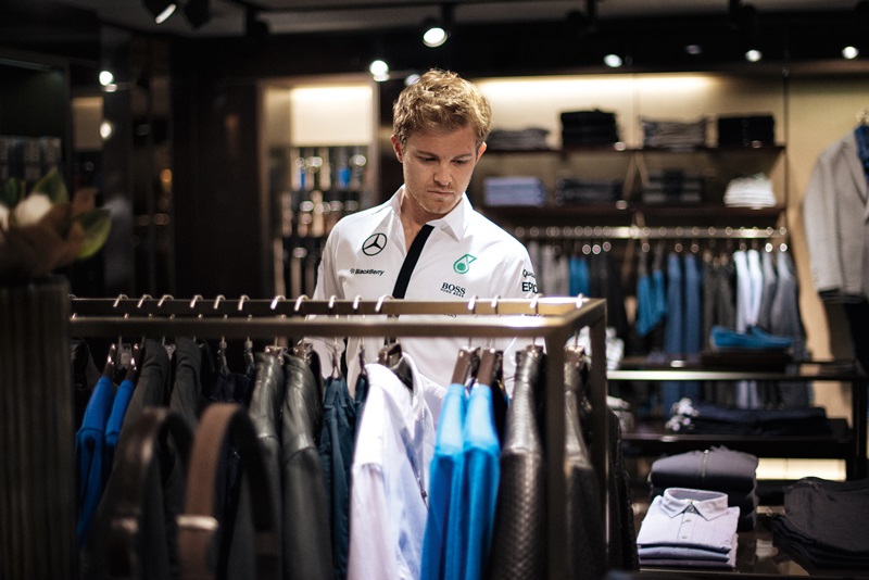 HUGO BOSS為MERCEDES AMG PETRONAS車隊的車手Nico Rosberg和Lewis Hamilton提供場外穿著的全套服裝。