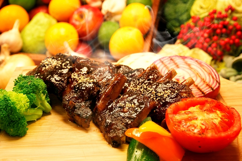 台北慕軒GUSTOSO義大利餐廳年菜：碳烤西班牙伊比利豬肋排配BBQ醬。