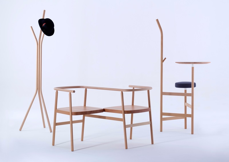 「Love Seat」將兩椅子一左一右正反相錯連在一起，提供兩人對話的私密空間。