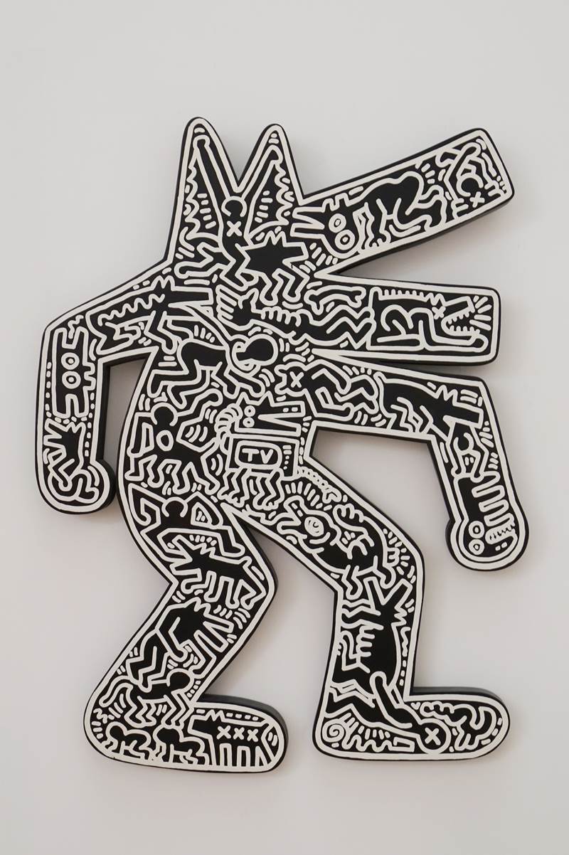 《狗Dog》站立的狗的形象，代表獨裁政府權力的濫用。狗的形象也象徵混亂的社會和生活中許多不同故事。