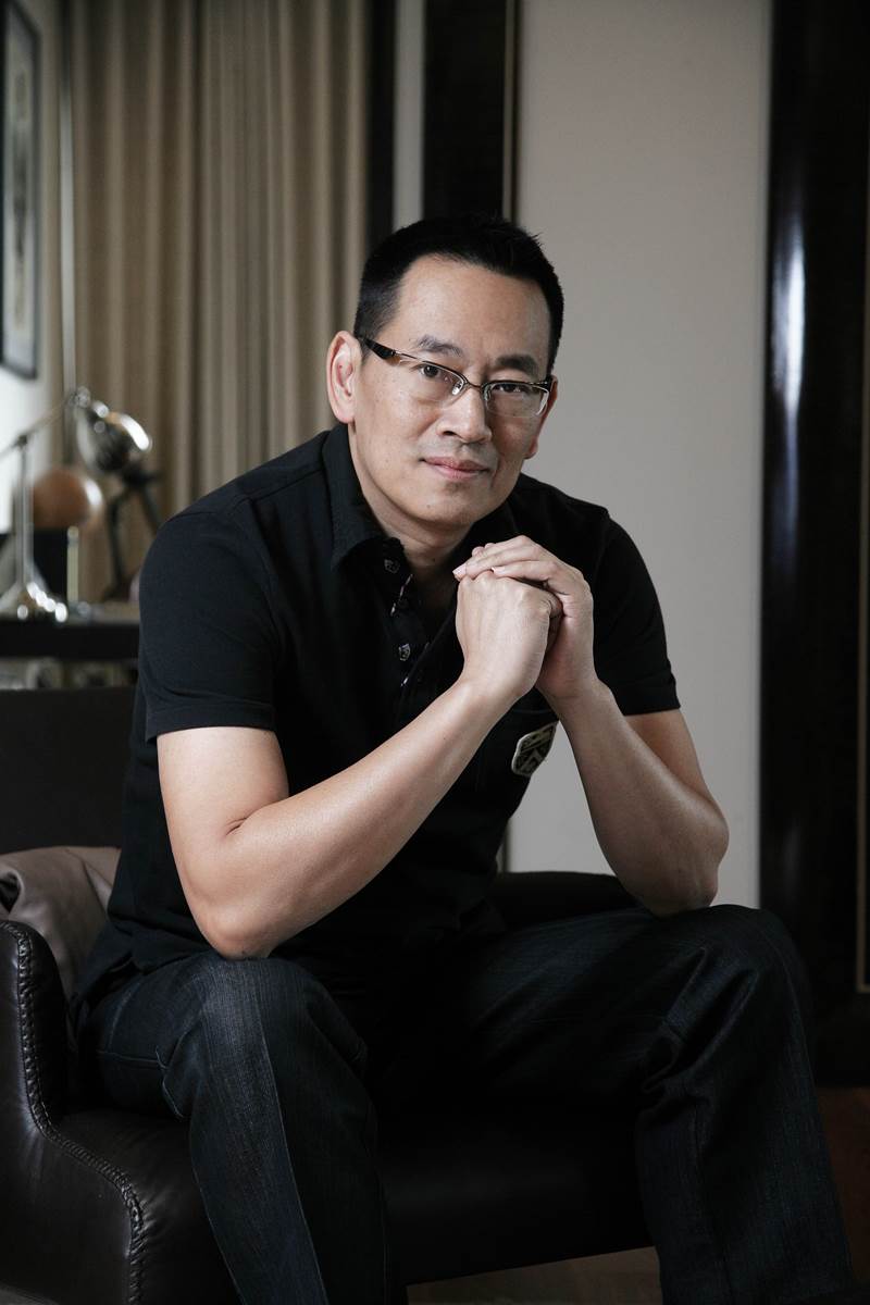王勝正，逢甲大學建築學系畢業，現任十邑設計主持人，代表作品有水立方、鄉林皇居、長虹天璽等。