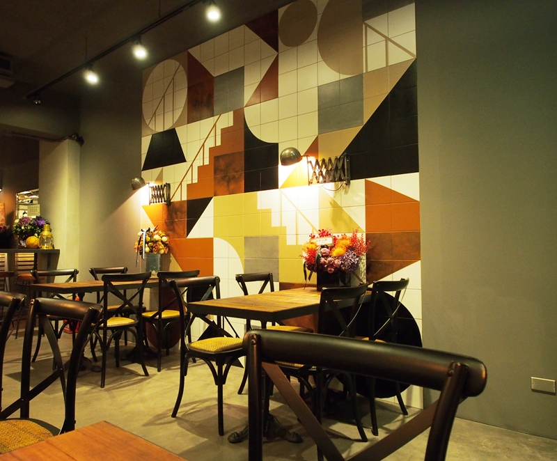 Outing Café & Bar空間溫暖質樸。