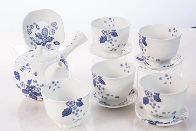Wedgwood Strawberry Bloom Indigo靛藍草莓系列，外型以傳統日式茶具打造。