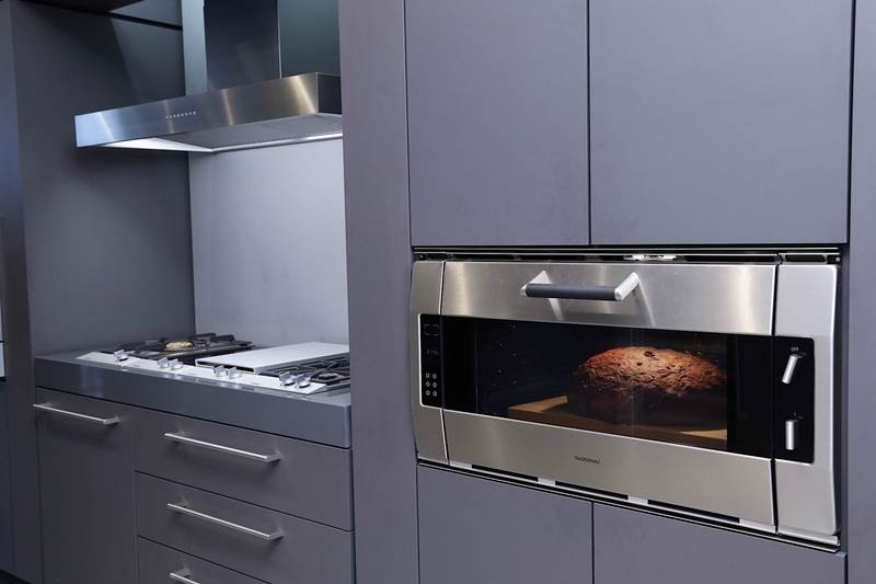 Gaggenau-Vario400-系列廚具全區烹調感應爐與蒸鍋展示出現代廚房設計的新方向。