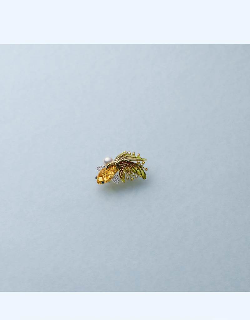 MIKIMOTO金魚胸針，展現金魚在波光中游動的姿態。