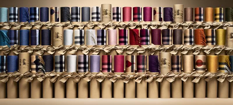 The Burberry Scarf Bar 陳列逾30種經典和輕盈款式的喀什米爾羊絨圍巾。