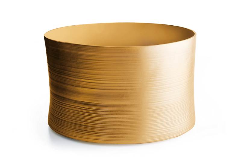 B&B Italia Gold Collection擺飾，出自設計大師Marcel Wanders之手，外觀環狀線條表面再貼滿金箔，達到戲劇化顯眼之效（栢悅國際）。