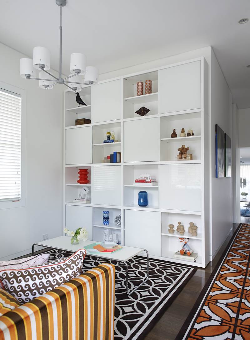 Greg Natale以各種幾何、圖騰的家飾，點綴玄關起居室。