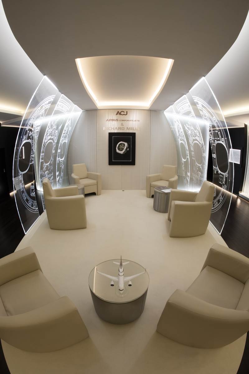 以空中客車公務機（Airbus Corporate Jets）概念打造的展場一景。