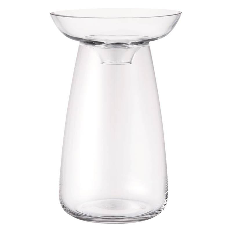 AQUA花器、HIBI玻璃杯將玻璃淨透精神完整展現。（nest 巢．家居）