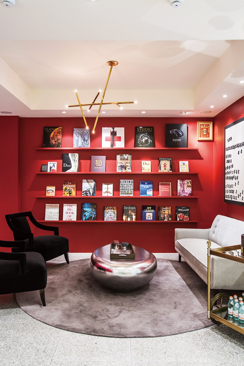 特別引進「Assouline Corner」時尚精品書櫃，彰顯在藝術生活美學上的理念。