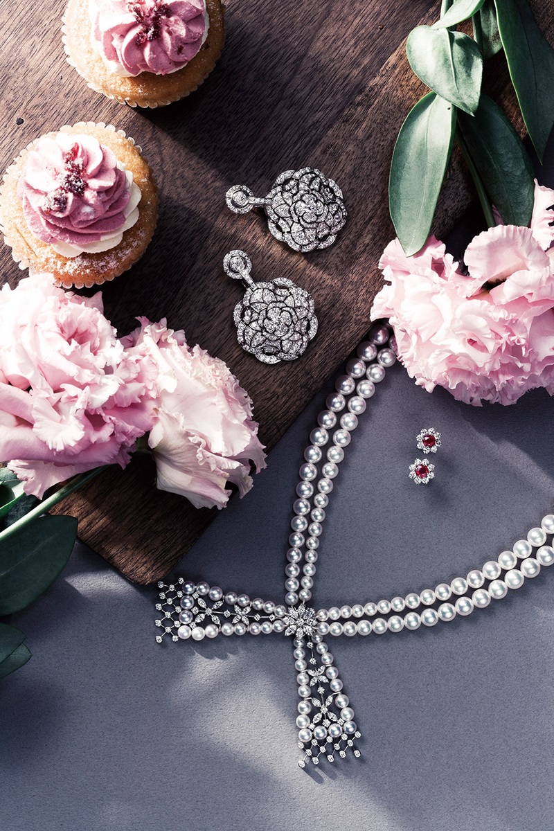 CHANEL Secrete 18K白金鑽石耳環／NTD2,119,000。
MIKIMOTO Akoya日本珍珠鑽石項鍊／NTD1,700,000。
HARRY WINSTON Sunflower系列紅寶石鑽石耳環／NTD553,000。

H&M HOME木頭砧板。