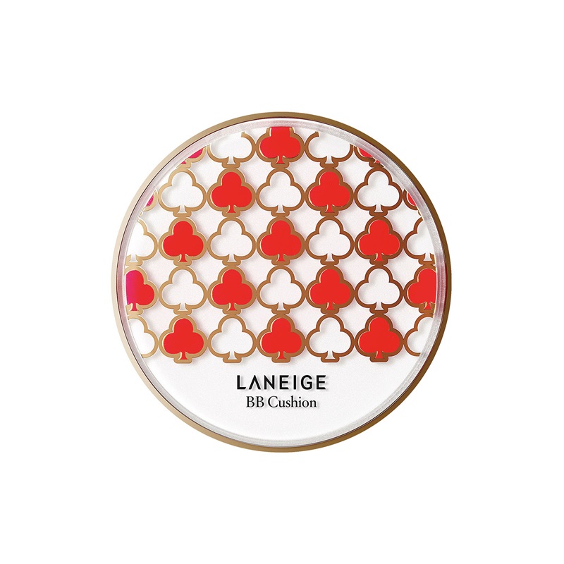 LANEIGE BB舒芙蕾水凝霜幸運撲克限量版／NTD1,350。明星商品BB舒芙蕾水凝霜特別推出「幸運撲克限定版」，外盒以撲克中的梅花圖騰象徵幸運的三葉草，讓人覺得可愛。妝感自然透亮、水潤，只要簡單輕、拍、彈即可迅速完成底妝，不論上妝或補妝，無時無刻都是全場亮點！