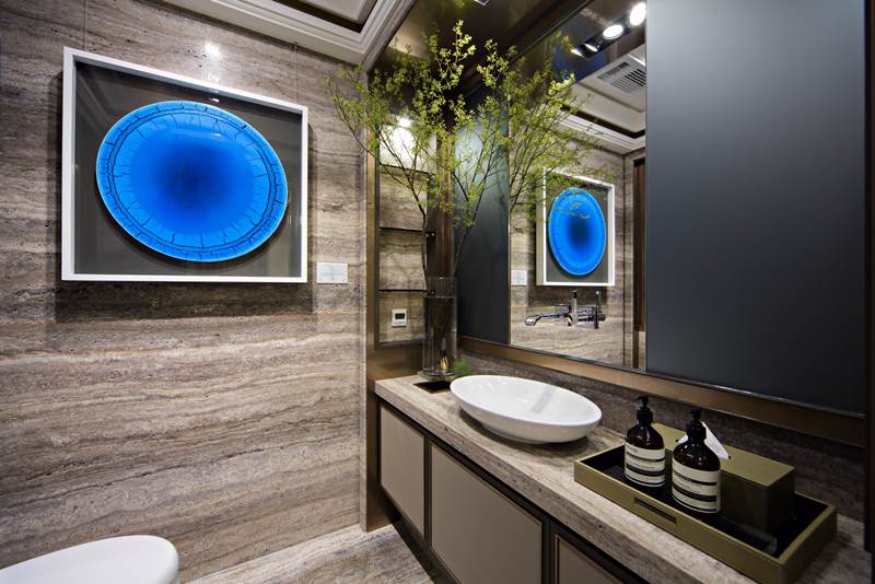 客用浴室的藝術作品為日本藝術家松下徹的「藍色墜落」。