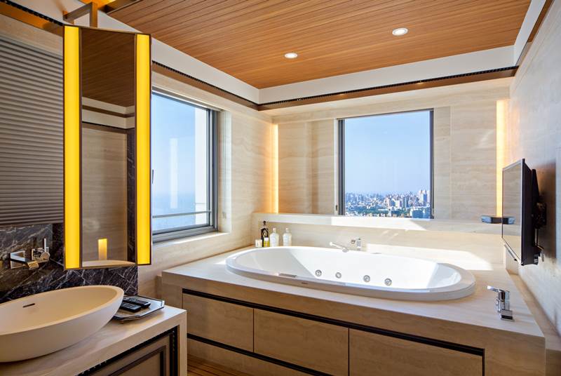 浴室規劃雙面盆和小型鏡面，賦予機能靈活運用的彈性。